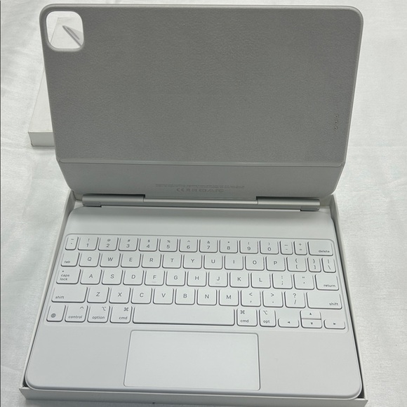 Apple iPad Magic Keyboard - White - Picture 3 of 7